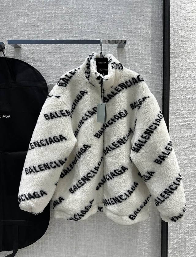 代购爆款的泰迪熊外套 Balenciag* 羊羔毛弹幕logo夹棉外套 男女同款 超宽松os版型 拉链立领夹克版型时髦又高级 可甜可盐的帅气休闲单品 强烈推荐冬