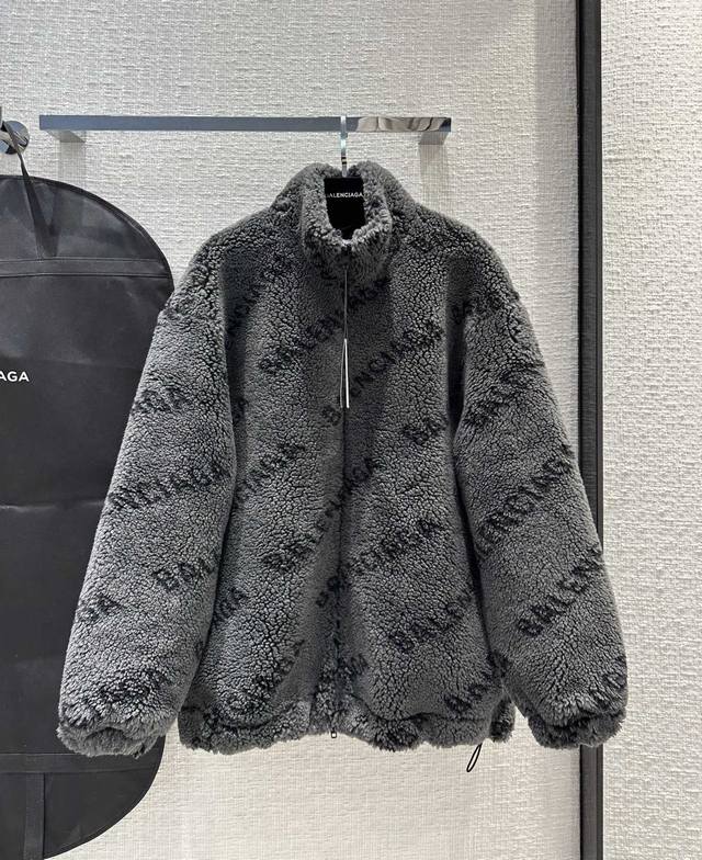 代购爆款的泰迪熊外套 Balenciag* 羊羔毛弹幕logo夹棉外套 男女同款 超宽松os版型 拉链立领夹克版型时髦又高级 可甜可盐的帅气休闲单品 强烈推荐冬