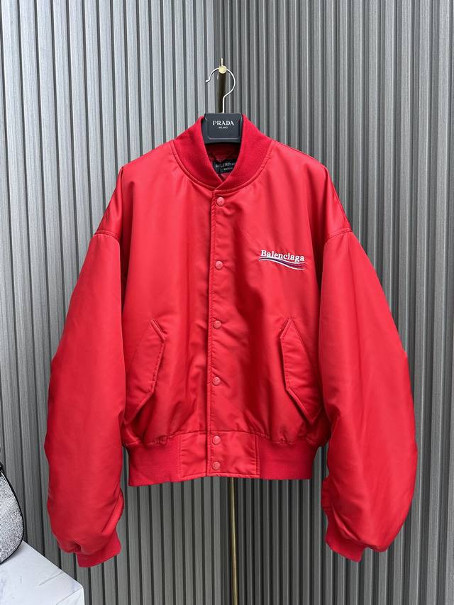 Balenciag* 2023新品上架 机车夹克棉服外套 定制yb进口尼龙防风防水材质 超酷飞机夹克棉服外套 手袖饰以压褶褶皱 背后经典可乐元素刺绣字母 成衣上