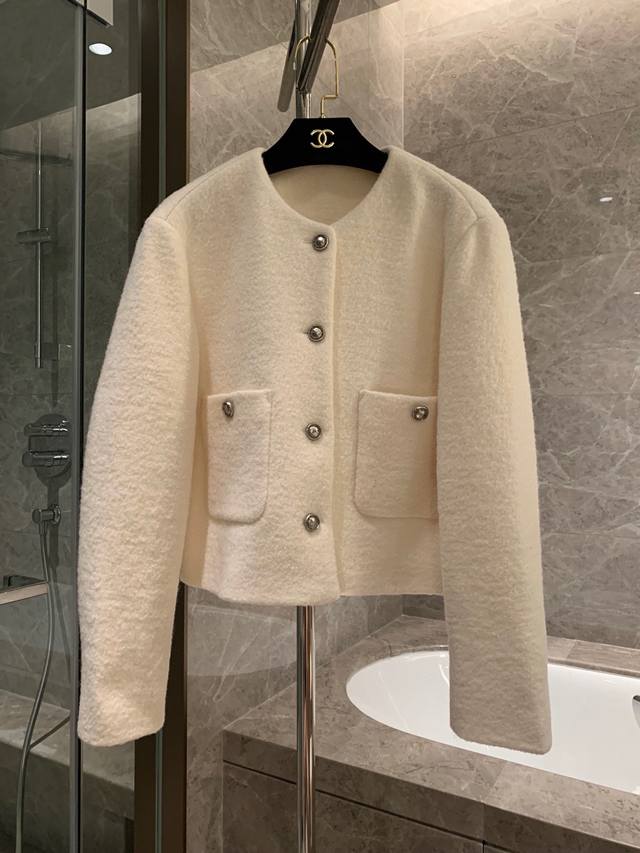 New 冬季新款 原创设计 厚款外套 由 100%羊毛制成 优质的材质 简单的设计 干净的白色 宽松大版型轮廓 金属银色纽扣 单色 S M L