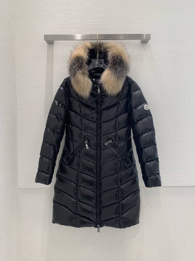 黑色1234码 Moncler 蒙口经典秋冬派克女士外套 这是moncler专柜每年都会有的基础款 但是每年的花纹和毛领又会有稍微的改动 收腰设计 不仅不臃肿还