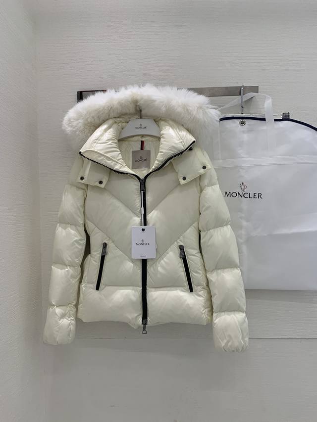 #2022 Moncler Celac短款羽绒服 超级大的毛条 超级棒的效果大v版型设计风格 符合所有人士的穿衣风格 弹力腰带更显瘦 90鹅绒填充 三标齐全 颜