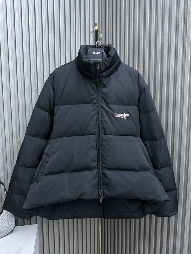 Balenciag* 2023新品上架 面包羽绒外套 定制专属哑光尼龙面料 可乐印花字母装饰 前短后长的茧型设计 上身更为潮流时尚 长方格面包服肌理 蓬松柔软