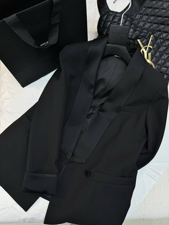 青果领廓形宽松休闲西服 气质御姐 拼接黑色缎面材质 自带高级感 时髦精致 高版本