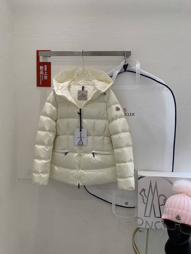 Moncler蒙口2023秋冬女士avoce连帽加厚羽绒服修身外套 Moncler2023年长款拉链连帽微标长袖羽绒服 哑光面料 收腰短款更显瘦 颜色 黑色 白