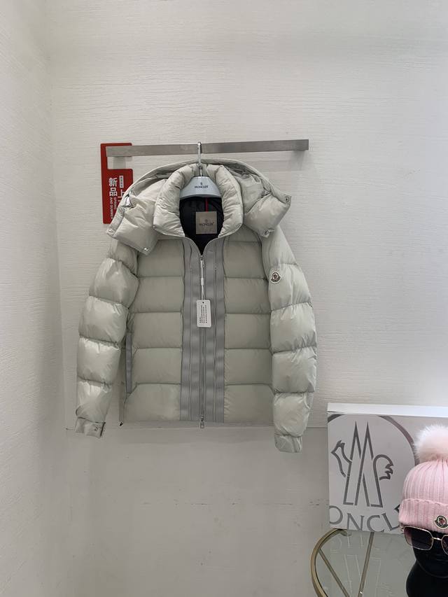 Moncler 男士kerinci 连帽再生尼龙羽绒服 盟可睐 2023短款羽绒服 爆款 帽子可以随意取下 前面有独特的拉链 后面大lg 低调奢华 男女同款 颜