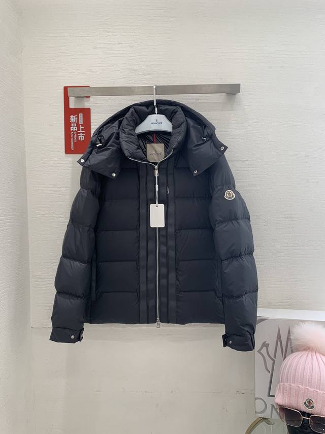 Moncler 男士kerinci 连帽再生尼龙羽绒服 盟可睐 2023短款羽绒服 爆款 帽子可以随意取下 前面有独特的拉链 后面大lg 低调奢华 男女同款 颜