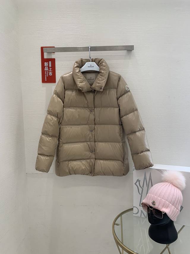 Moncler 秋冬新款羽绒服 原版1:1订制五金配件全进口原版定制 欢迎专柜对比 绝对的高品质 采用顶级95鸭绒 超柔软 充羽量蓬松饱满 超级重工 面料做工杠