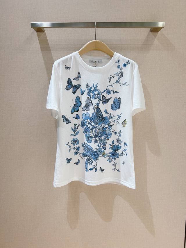 Dior *2024新款强烈推荐 这款t 恤以优雅dior*美学为灵感 对休闲主义进行了精致演绎演绎 彰显高订风范和优雅风格 采用白色棉质和亚麻混纺平纹针织面料