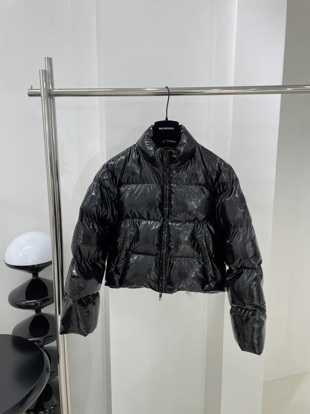 #23新品shrunk Puffer 夹克短款棉服 定制shrunk 闪亮涂层尼龙面料 小号版型剪裁 高立领双向拉链闭合 后领字母徽标标签 男女同款 闪耀黑 亮