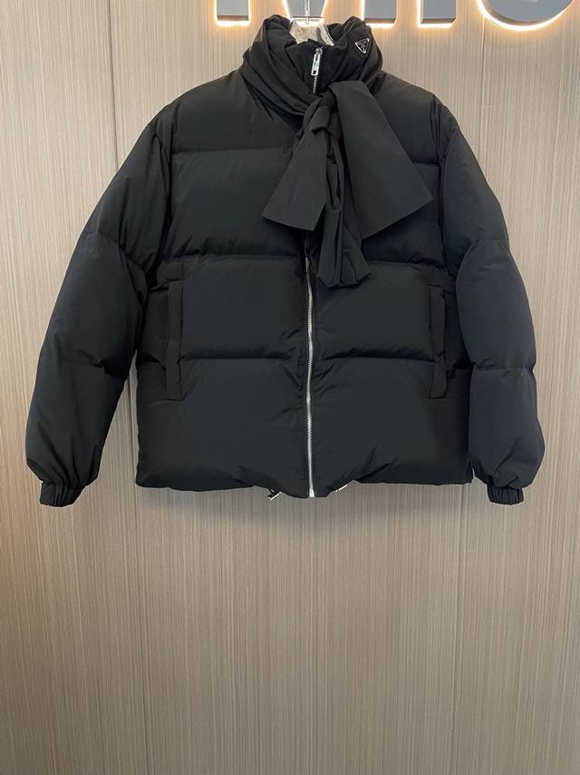 Prad* 22Fw秋冬新款立领打结系带羽绒服 Yb定制三角徽标走秀系列新品 中长款版型拉链设计易穿脱细节精致90白鹅绒充绒量足非常暖和的一件上身就脱不下的啦降