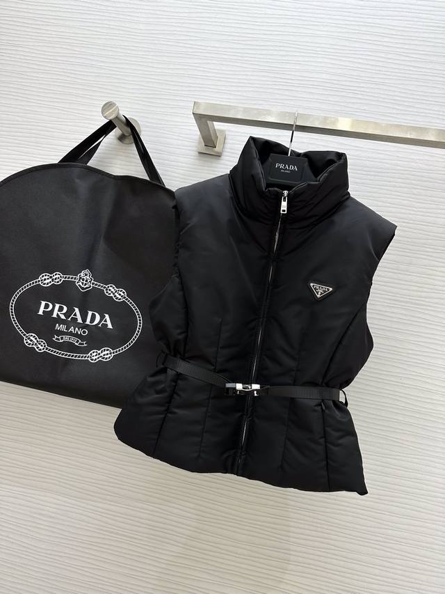 Prad*A 23秋冬最新款 官网最新款 时髦精三角包腰带装饰连帽马甲羽绒服 本季最佳版型 收腰腰带提高腰线巨显瘦 隐形拉链插袋设计时髦又帅气 超级大爱自留款