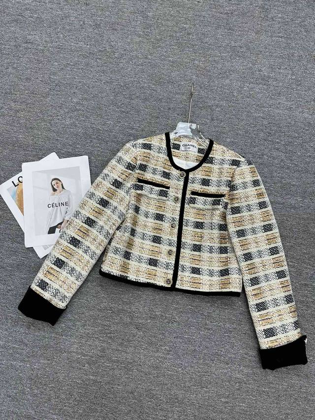 Chanel23Ss秋冬新款外套 金丝粗纺面料 双口袋设计 扣子设计logo 做工精致 高品质 单色三码sml