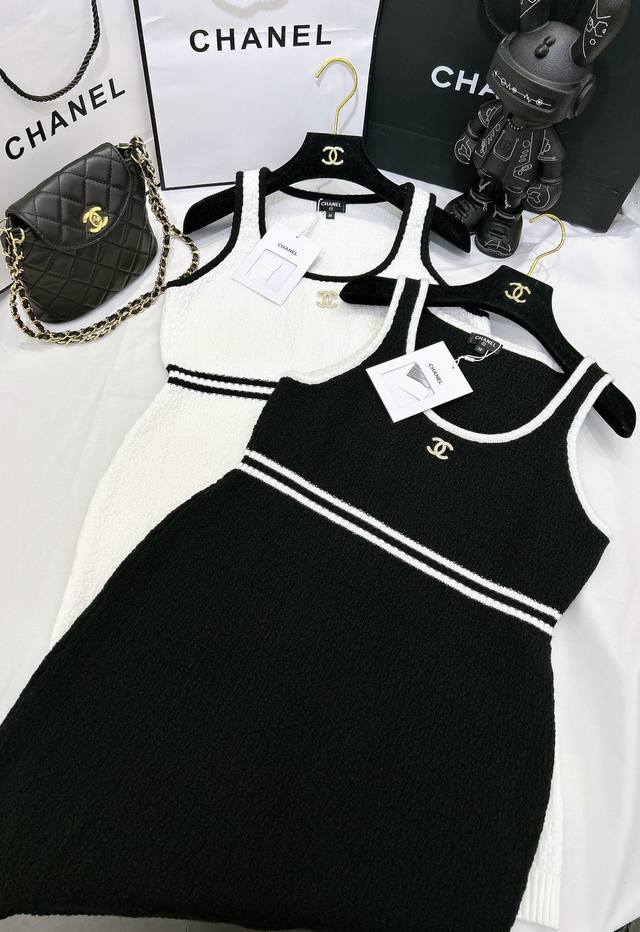 新款发售 Chanel*23K新款软软糯糯的连衣裙一如既往的百搭款 单穿或内搭都高级不挑人的黑白色系软呼呼的质感 非常有仙气盈盈的滤镜感衬的人很温柔 谁穿谁美