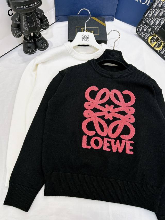 新款发售 Loew* 23秋冬新款logo刺绣套头针织衫 简约又大气的撞色 时髦不挑人 减龄又显时尚感质感柔软舒适 宽松版型 慵懒又随性 尺码sml