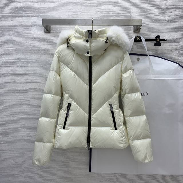 Moncler*蒙口顶级定制最高版本 国标90%白鹅绒填充 饱满加厚保暖修身版收腰显瘦连帽女士羽绒服外套 赠送防尘袋 高级定制狐狸毛大毛领 纽扣帽子可拆卸 米白