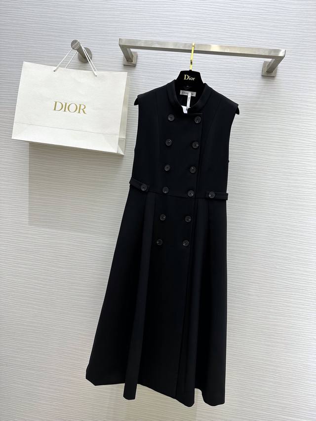 Dio*R 23秋冬新款 马甲式连衣裙 完美的展现了现代都市女性 精致高雅的时髦视觉感 腰部曲线搭配双排扣 演绎摩登经典与法式时尚 优雅气质十足 独特的d家立体