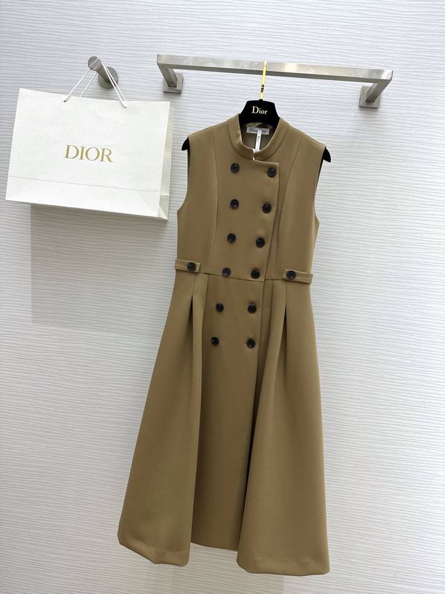 Dio*R 23秋冬新款 马甲式连衣裙 完美的展现了现代都市女性 精致高雅的时髦视觉感 腰部曲线搭配双排扣 演绎摩登经典与法式时尚 优雅气质十足 独特的d家立体