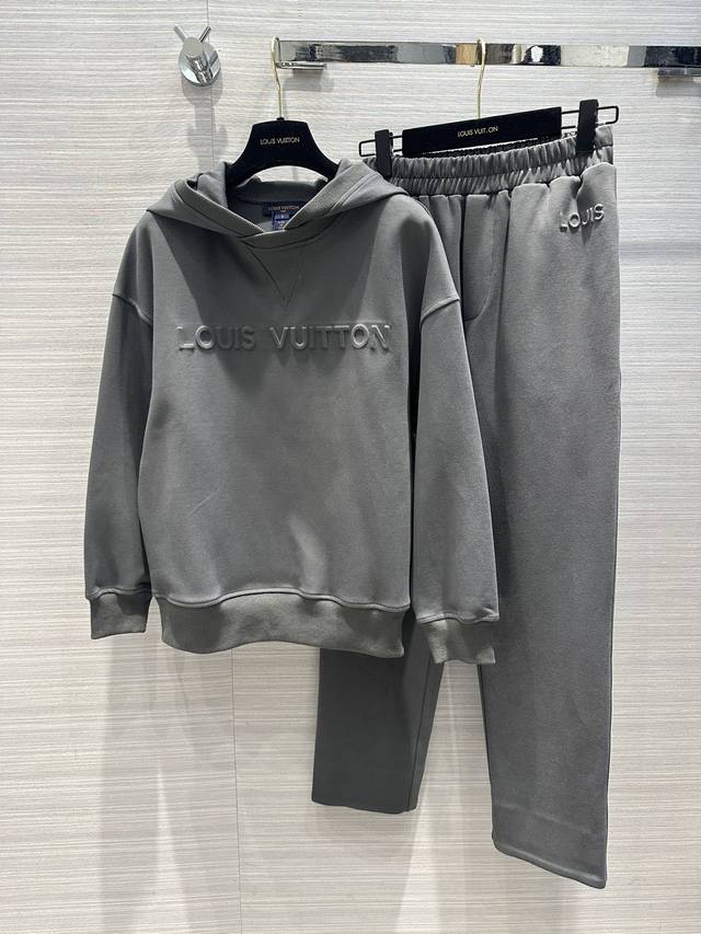 Lv 路易威登 秋冬新品 三标齐全 羊绒西装西服外套 好货不用过多介绍 看细节 专柜码数 48-56 175 140建议50 Ddd