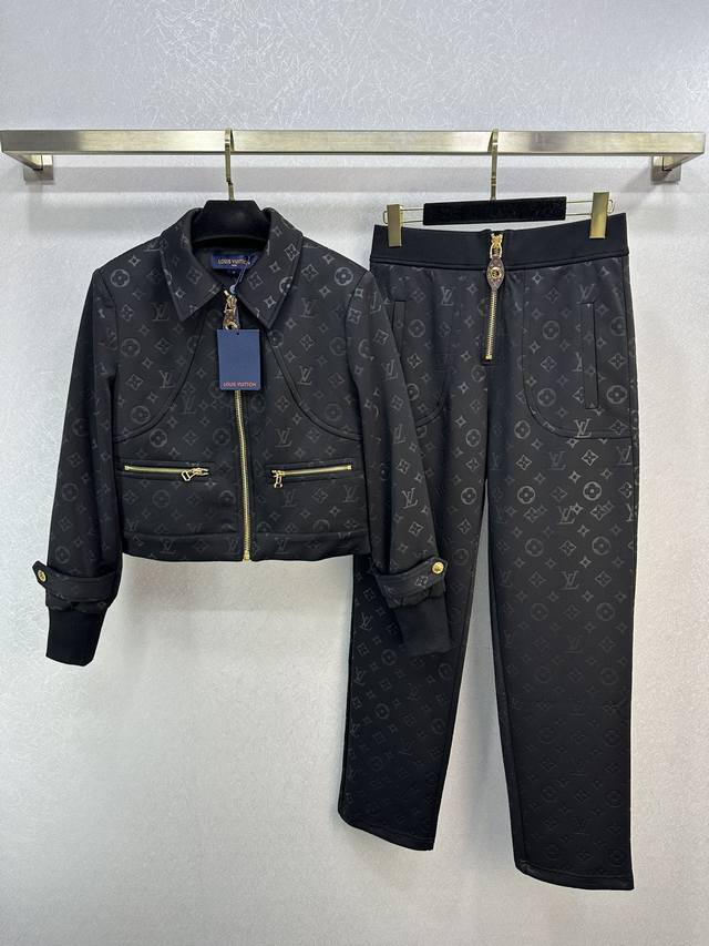 Lv 驴家2023Fw新款双g满logo黑色连帽马甲 这款拉链羽绒服是焕新推出的配饰和成衣系列中的一款 再生尼龙由可回收利用的缝纫线和辅料制成 依托灰色背景突显