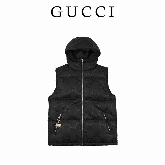 Gucci 古奇 2023Fw新款双g满logo黑色连帽马甲 这款拉链羽绒服是焕新推出的配饰和成衣系列中的一款 再生尼龙由可回收利用的缝纫线和辅料制成 依托灰色