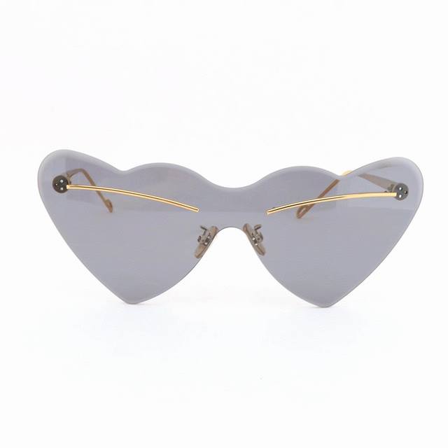 罗意威心形镜框太阳眼镜 淡紫 Ddd Loewe爱心型墨镜 镜框两边还设计了还是子弹造型的小点缀 鼻梁中间是红色波浪型设计 大约是契合心跳的意义 渐变镜片五色可