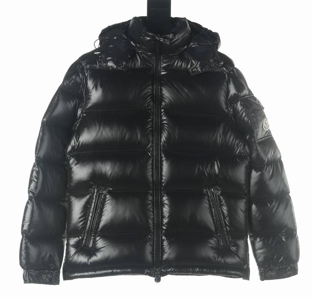 Moncler 蒙口mc 斜拉链连帽羽绒服 Ddd 年年红遍天的款 之前拿过或者穿旧的今年一定不要错过了 专柜9700购入 个性十足的一款 袖口超长置顶的大拉链