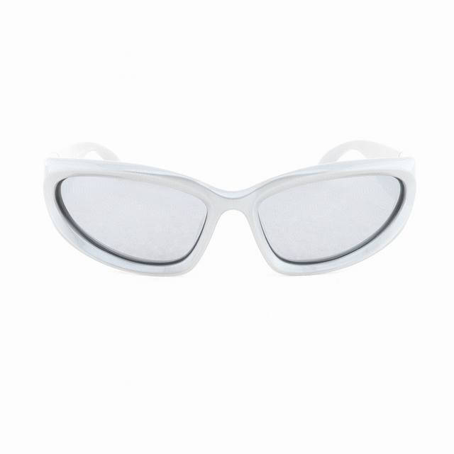 巴黎世家银色猫眼太阳眼镜 Ddd 巴黎家超级炫酷的银色眼镜 镜片是反光的 滤光也很不错 凹造型神器对 很有氛围感的银色 可以说是比较主流的一款 带一点点先锋造型
