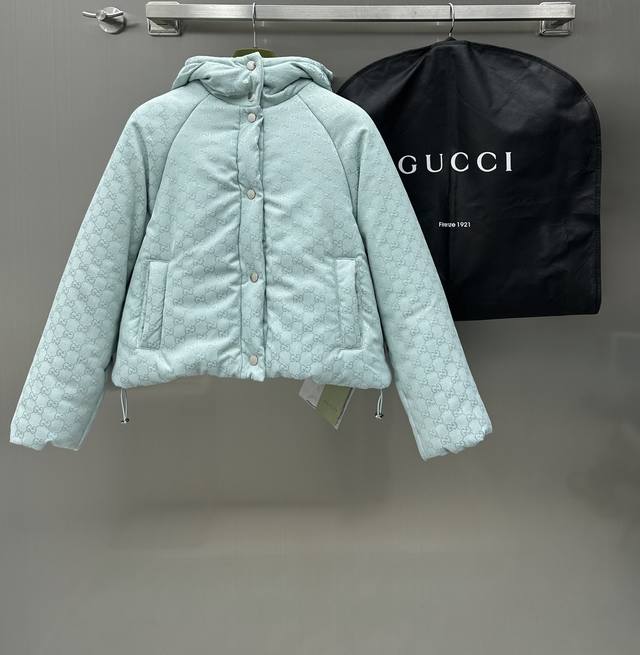 Gucc* 2023新品上架 提花连帽羽绒棉服 定制yb进口提花材质 质感高级纹理清晰 饰以gg提花图案装饰整体 减龄马卡龙蓝色 时髦洋气 羽绒棉填充 保暖舒适