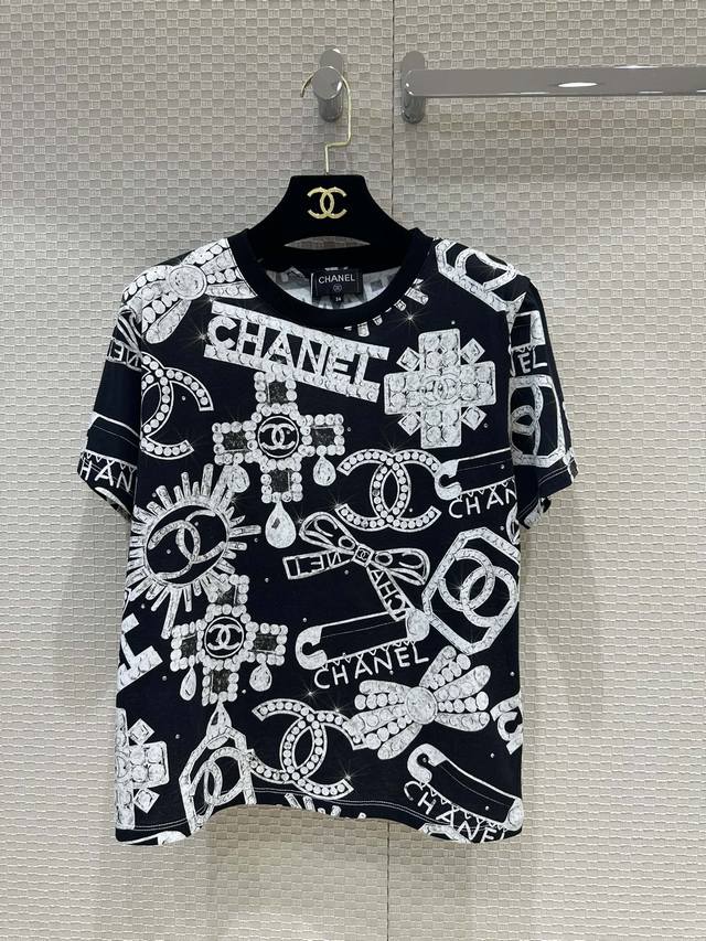 独家首发原单品质chanel*24新款短袖t恤上衣 珠光宝气各种珠宝饰品印花图案 奢华气质女神 进口洗水纯棉材质轻盈舒适 经典版型不挑人上身显瘦又高挑 做工品质