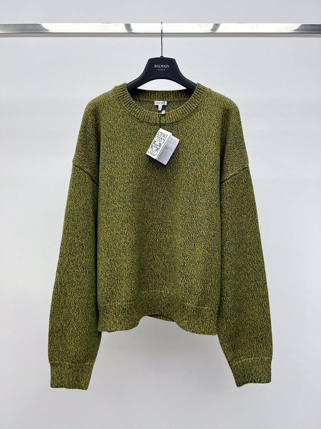 Loew*苔藓绿毛衣 选用100%羊毛面料材质 非常高级的卡其绿白色 背后漏洞设计 可一衣多穿 上身高级时髦有设计感 Sml