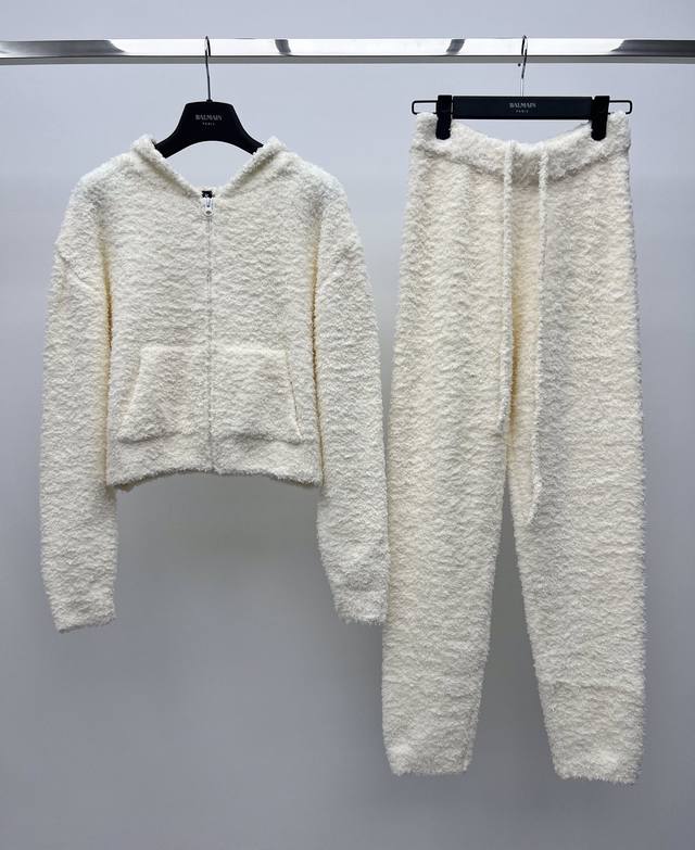 Skims毛绒居家套装 Cozy Knit Robe系列 超多ins博主同款 毛绒绒软糯糯的材质 上身超级舒适 短款连帽外套高腰卫裤 一套上身又辣又惬意 Sml