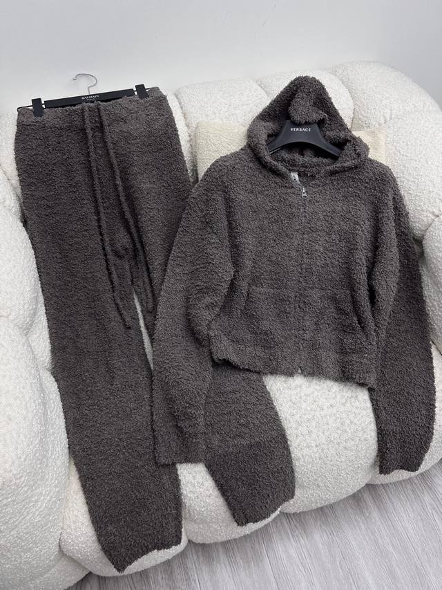 Skims毛绒居家套装 Cozy Knit Robe系列 超多ins博主同款 毛绒绒软糯糯的材质 上身超级舒适 短款连帽外套高腰卫裤 一套上身又辣又惬意 Sml