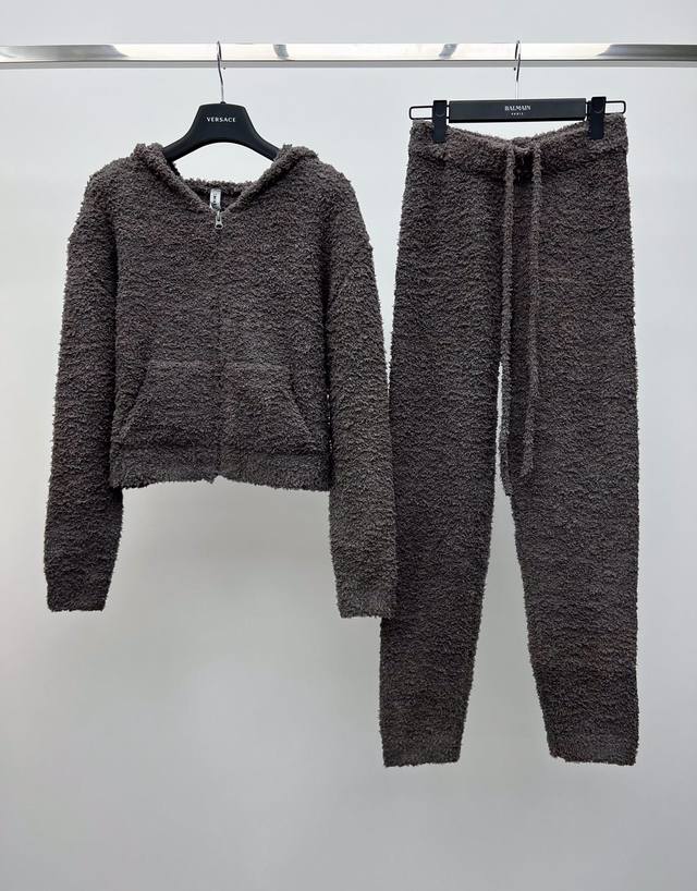 Skims毛绒居家套装 Cozy Knit Robe系列 超多ins博主同款 毛绒绒软糯糯的材质 上身超级舒适 短款连帽外套高腰卫裤 一套上身又辣又惬意 Sml