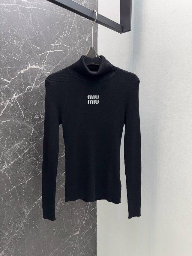 Miu 23Ss Logo定织图案高领打底衫 各种羽绒服大衣的搭配神器 修身款高领设计 竖条纹织法 上身非常显瘦 羊毛混纺纱线 带有大弹性 修身不紧绷 Sml