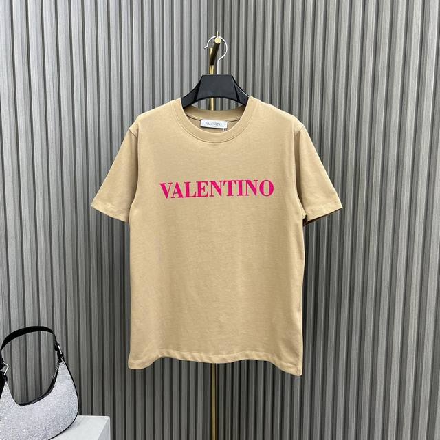 Valentino* 2023新品上架 植绒圆领 沿用植绒工艺 呈现绒面字母图案 整齐排列的字母 凹凸立体的效果 摆脱印花的单调 上身洋气潮流 丝光棉材质 舒适