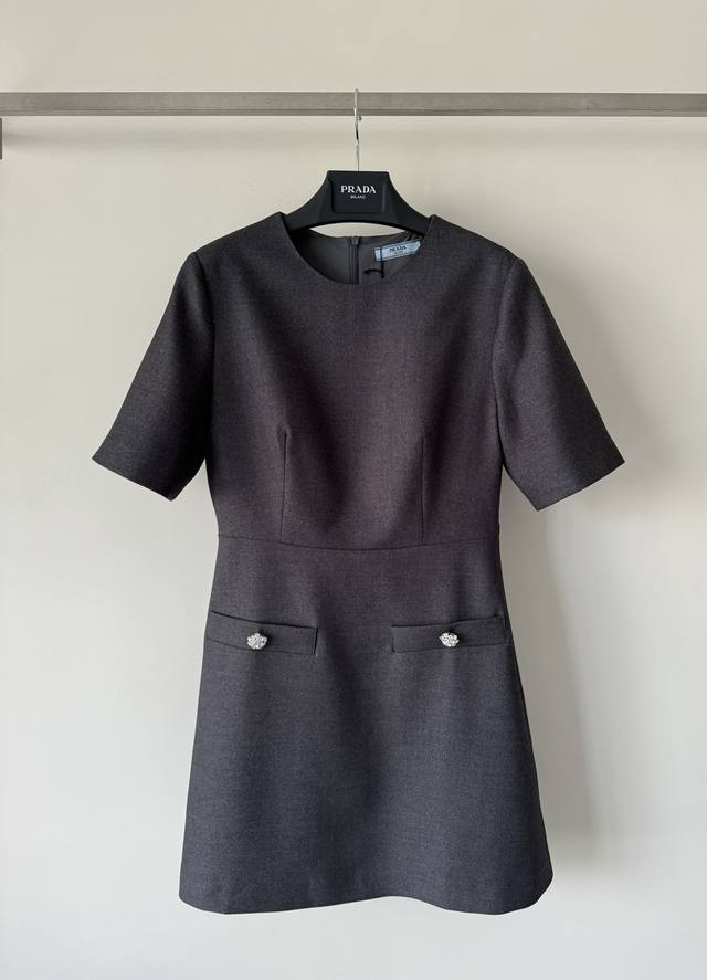 Prad*新款 羊毛圆领连衣裙版型超好 腰身线条收腰显瘦 勾勒出好身材 .