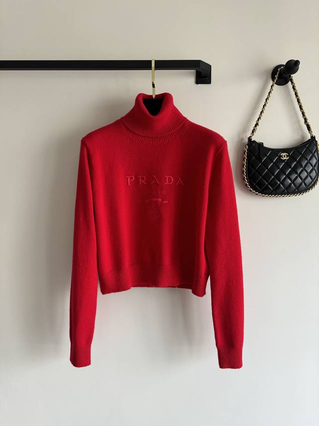 Prad*新款 高领毛衣 年底啦安排上一件红色单品吧 .