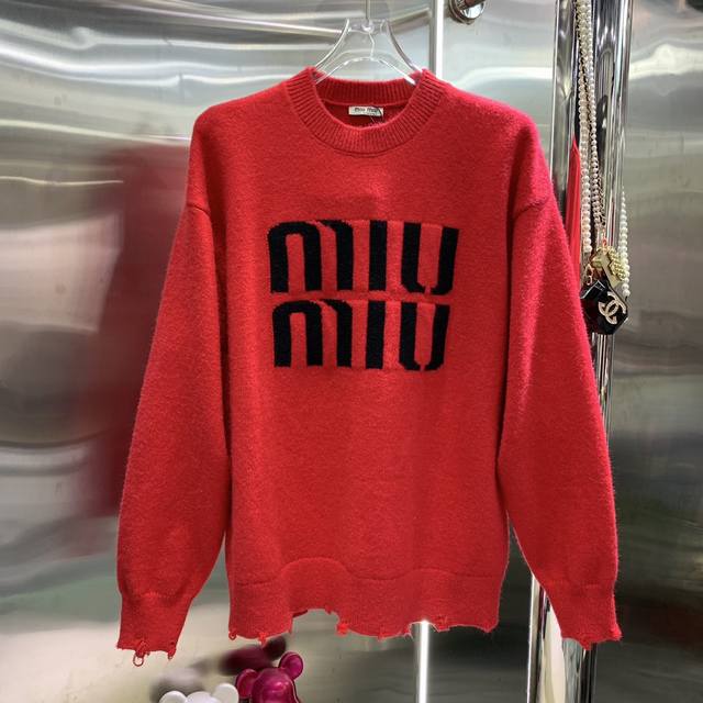 Miu Miu24新款 提花logo圆领毛衣 胸前头提花logo经典大方 下摆剪破工艺 廓形版型慵懒感十足 2色sml