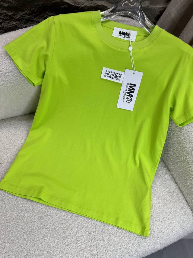 新款 马吉拉24早春新款 荧光绿短袖t恤 特别抢眼的颜色 超级显白 版型修身 面料舒适显瘦 三码