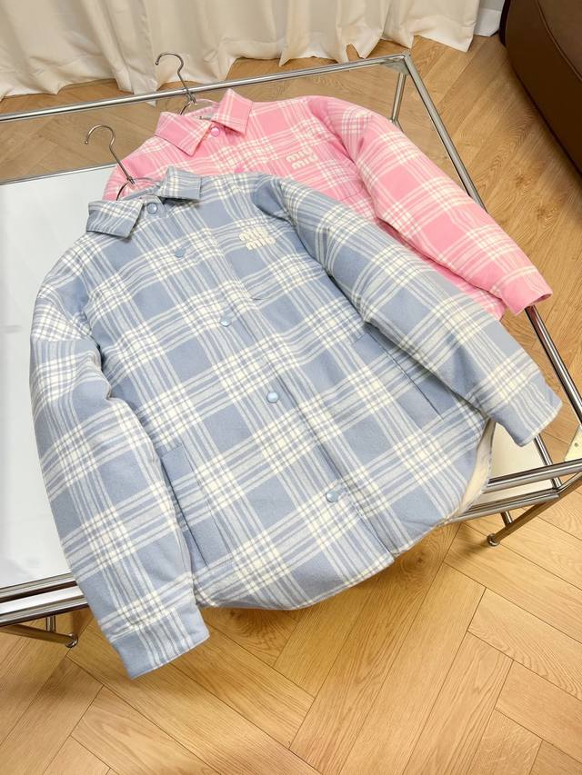 Miumiu新品 格子羽绒服非常衬气色 很洋气 巨显白 上身不臃肿 看不出穿羽绒服的感觉 弧线下摆 拉长腿线 长度可以盖住pp 侧面还能显腿长 完美做工 不挑身