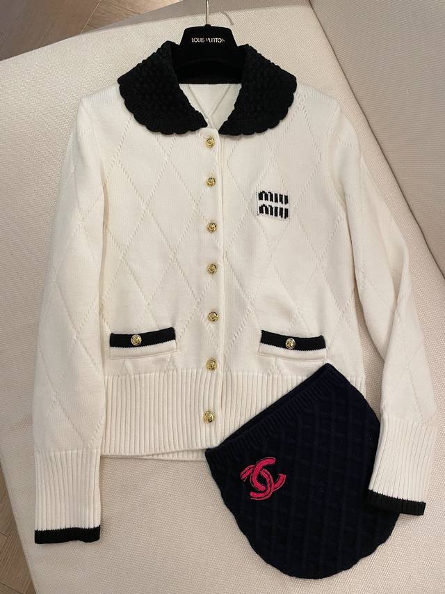 Miumiu新款娃娃领开衫 采用精细羊毛材质 菱格与娃娃领的碰撞 别具一格 上身减龄显瘦 甜美气质女孩必备单品 尺码sml
