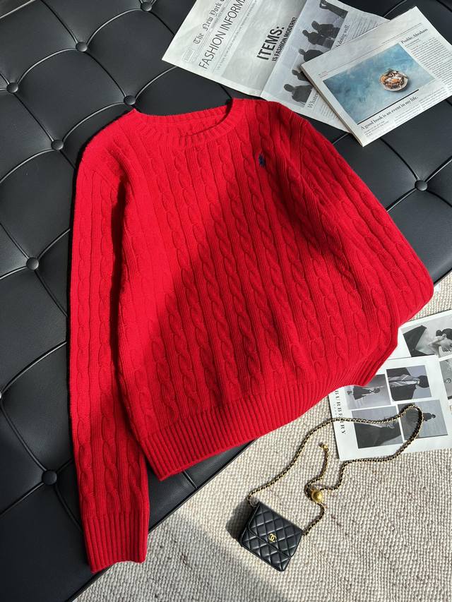 2023Fw秋冬新款绞花毛衣 这款红色毛衣真的超级抬气色 搭配半裙真的太合适啦 休闲感撞色 颜色绝啦 圣诞 新年首选单品哦
