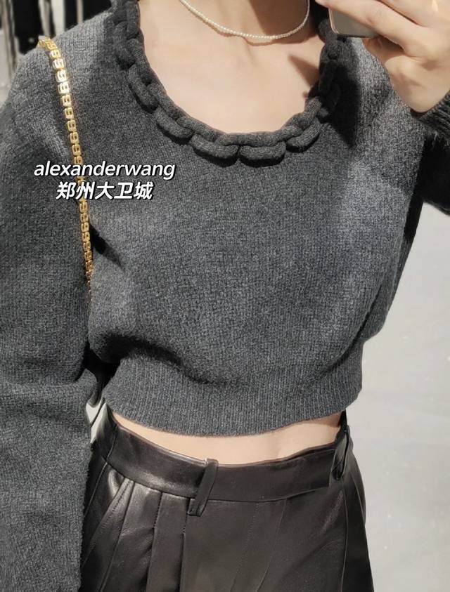 原版购入1:1开发 Alexanderwang 23冬季新品圆领羊毛衫 富有设计感的链条设计 92%绵羊毛 8 山羊绒 柔软触感 短款设计 搭配牛仔裤 短西装