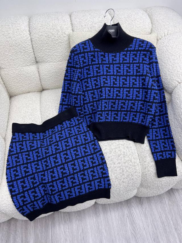 Fend*深蓝色羊绒针织套装 来自stefano Pilati合作设计系列 选用100%羊绒面料制作 高腰包臀版型剪裁 全副深蓝色ff钩针设计 搭配同系列毛衣