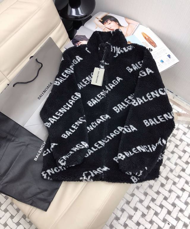 Balenciag* 巴黎世家23新品 羊羔毛弹幕logo夹棉外套 男女同款 超宽松os版型 拉链立领夹克版型时髦又高级 可甜可盐的帅气休闲单品 强烈推荐 进口