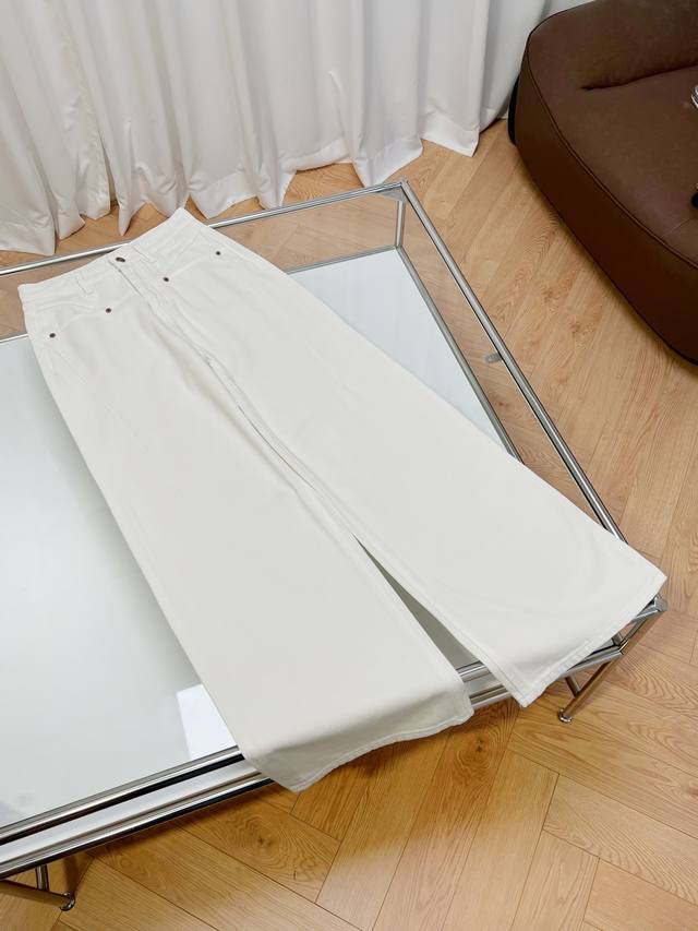 Mi* Miu 2023秋冬新款 加绒白色卫阔腿裤 白色给人一种很干净的感觉 简单搭配都能穿出时尚达人随意又时髦的气场 上身就是名副其实的腿精 拖地裤的裤长中高