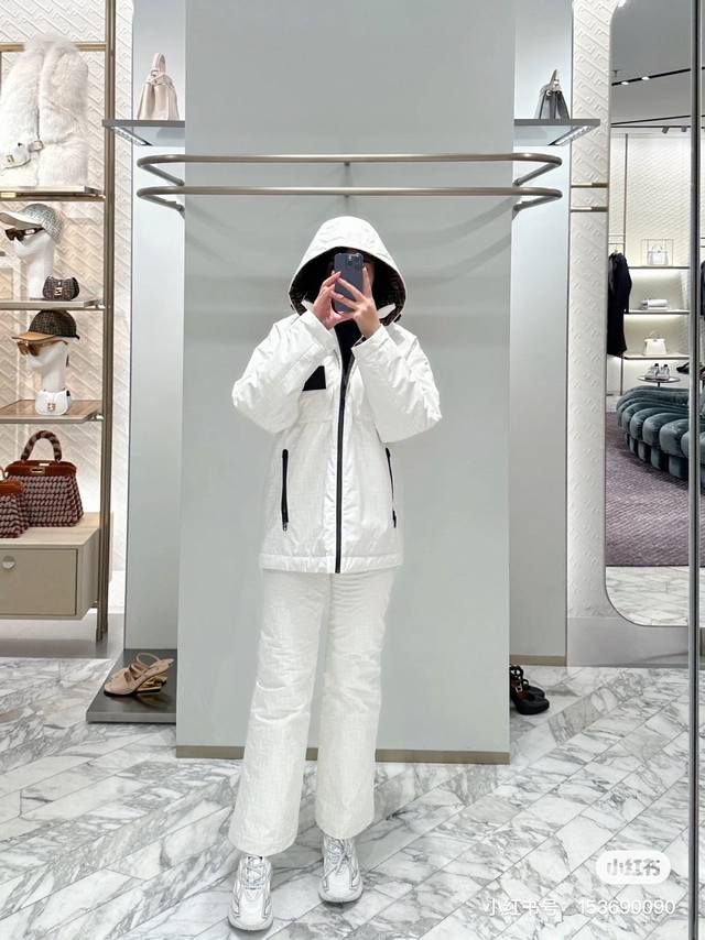 23秋冬新品两面滑雪棉服 一件衣服get两种风格 一面是干净白月光 一面是时髦的老花 厚实又好穿 现货36-38-40