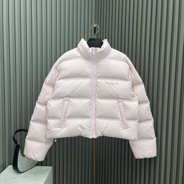 Acne* 2023新品上架 立领面包羽绒服 定制yb专属尼龙材质 轻盈防风保暖 23秋冬新品 饰以立体胶印字母装饰 低调简约 立领面包羽绒服剪裁 叠穿潮流洋气