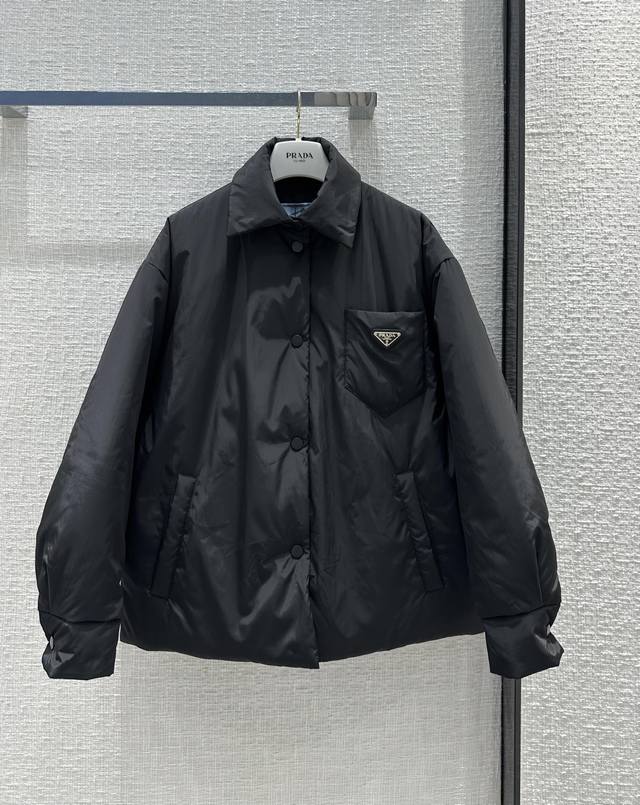 高端原单品质prada 23秋冬新品 气质翻领夹克羽绒服外套 宽松廓形设计时髦又帅气 男女同款 超级大爱自留款 国标90白鸭绒填充 原版进口再生尼龙面料质感挺阔